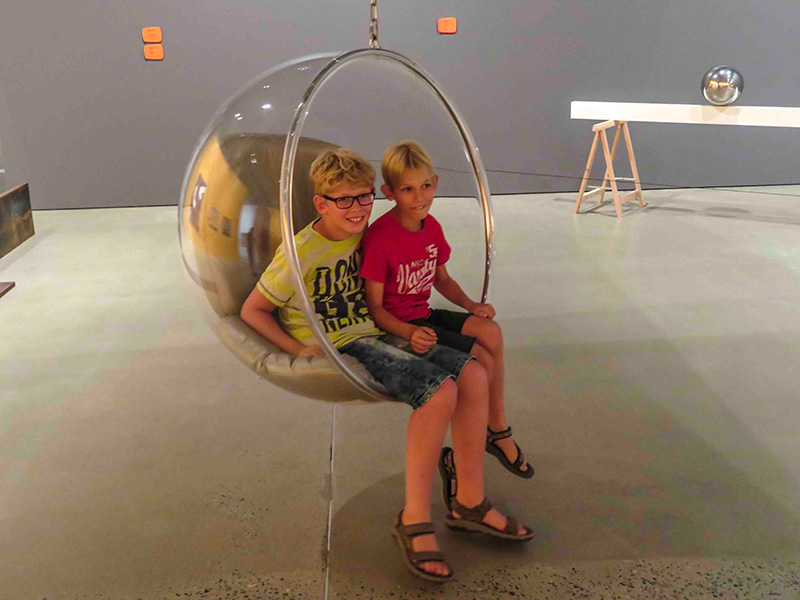 Zeb en Tycho in het Aros Kunstmuseum