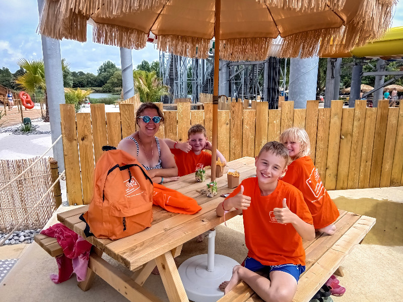 Wij genieten van een frietje bij Waterpark Atlantic Toboggan