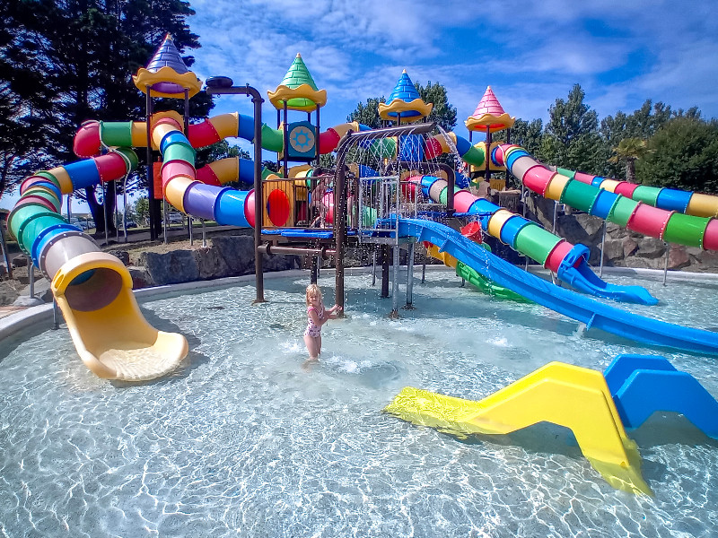 Er staat een leuk waterplayhouse met verschillende glijbanen voor de wat jongere kinderen