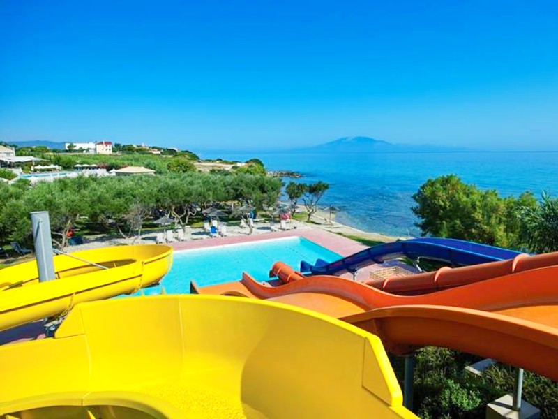 Uitzicht op Zakynthos vanaf de glijbanen bij Atlantica Eleon Grand Resort