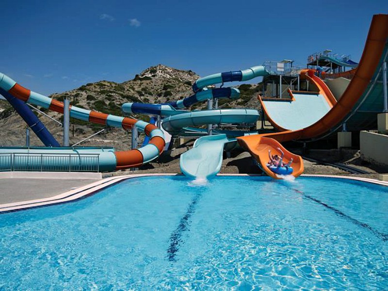 Waterpret in de glijbanen van Splashworld Atlantica Club Porto Bello Beach op Kos