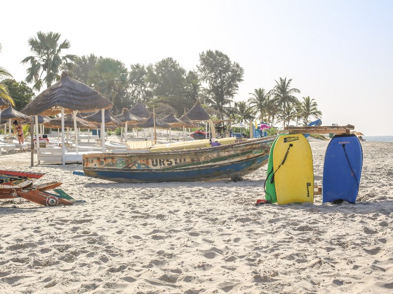 Surfborden aan de Atlantische kust van West Afrika, Gambia