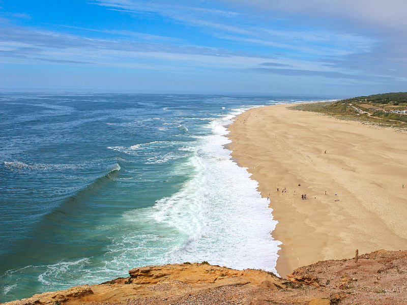 De brede zandstranden van de Atlantische kust bij Portugal zijn prachtig en kindvriendelijk. De golven kunnen echter wel wild zijn afhankelijk van de plaats waar je bent.