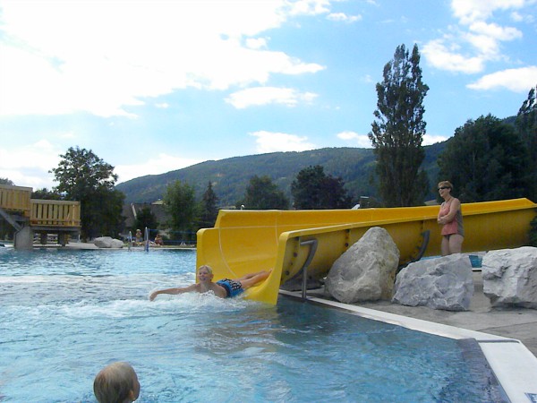 glijbaan in openlucht zwembad in Oostenrijk