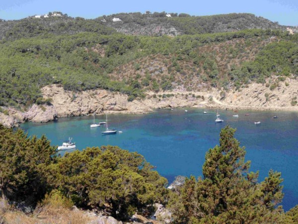 Op de rotsen van Cala n Bosch op Menorca