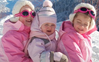 Spelen in de sneeuw Baby in de sneeuw