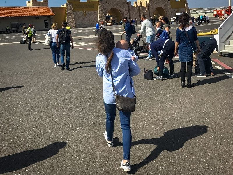 lopen op het vliegveld na de vlucht