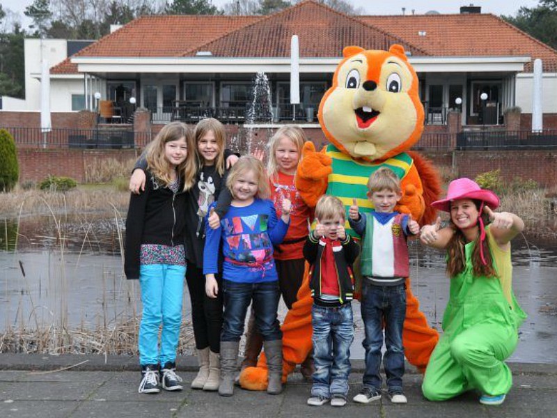 Kids met de mascotte van Bad Boekelo op de foto