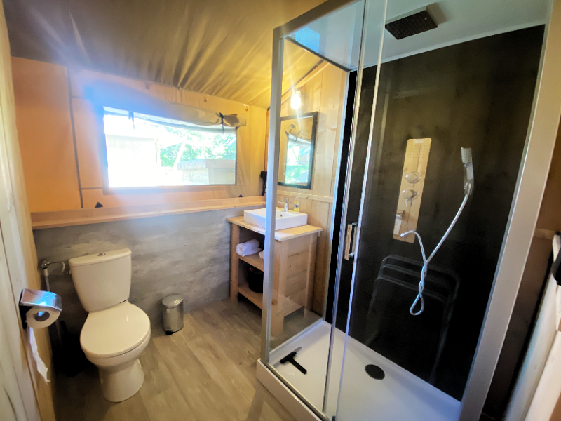 Onze badkamer in de 6-persoons safaritent op Landal Neufchateau in de Ardennen