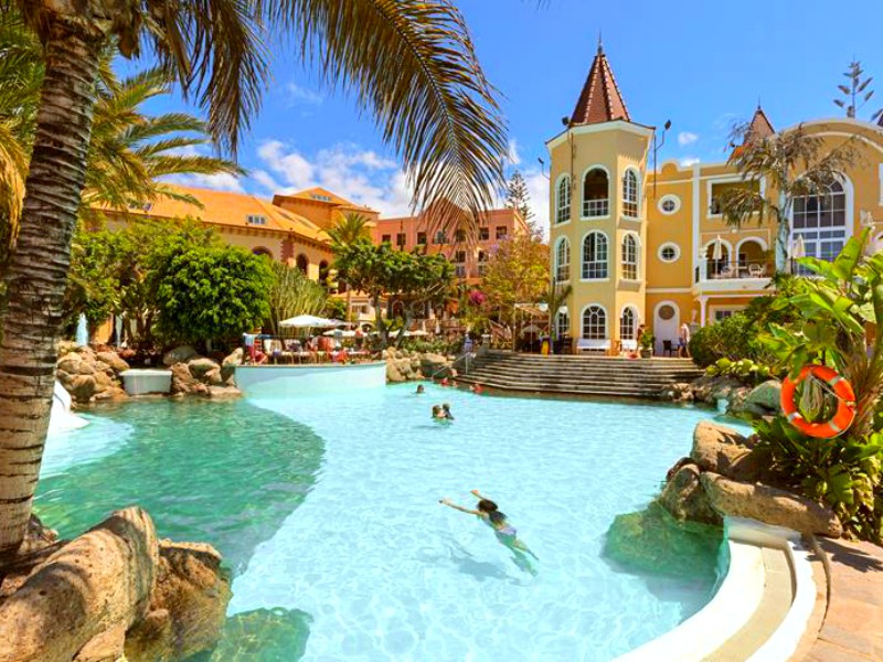 De zwembaden zijn prachtig aangelegd in de tuinen rond Bahia del Duque