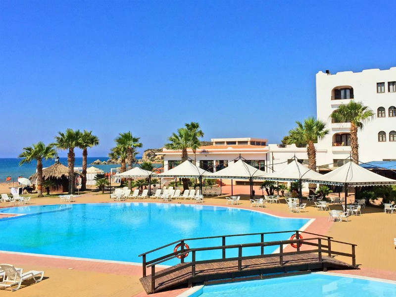 Zeb geniet van het kinderbuffet bij onze All-inclusive vakantie op Corfu