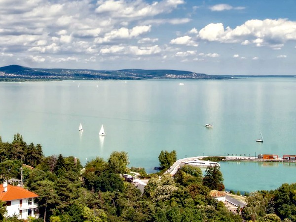 Het mooie Balatonmeer in Hongarije