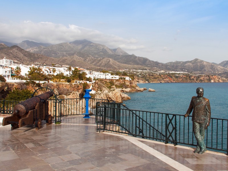 Een prachtig uitzicht vanaf het Balkon van Europa in Nerja
