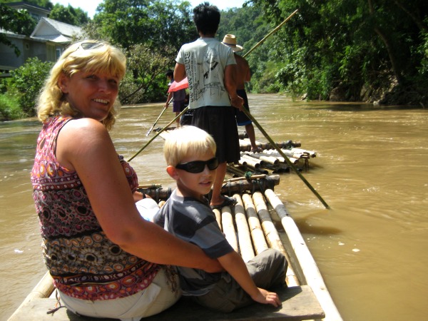 Met Tycho op een bamboeraft in de jungle rond Chiang Mai