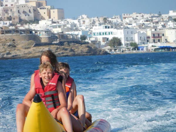 Zeb op de banaan met op de achtergrond Chora, Naxos-stad