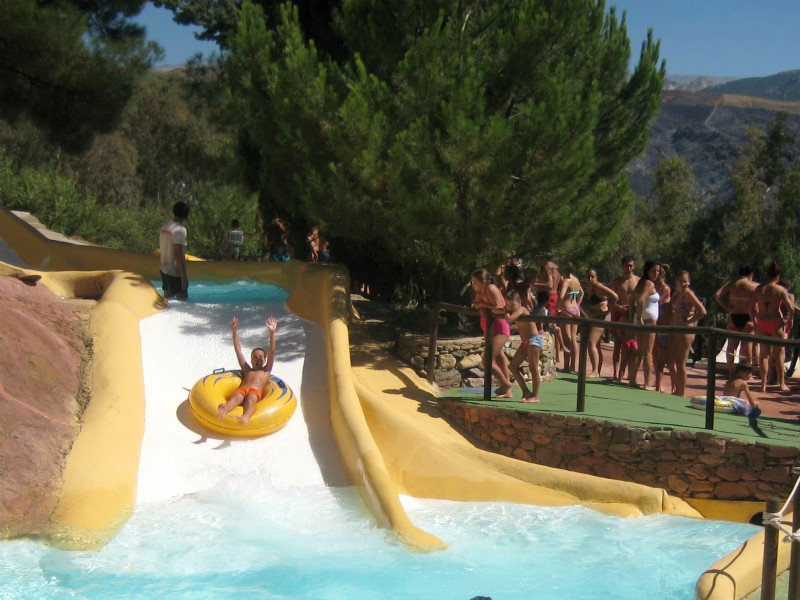 Bandenglijbaan in waterpark Aquaola