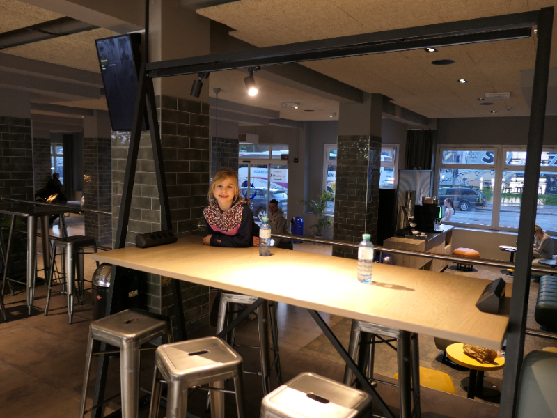 Bij de bar is er genoeg ruimte om een drankje te doen of een spelletje