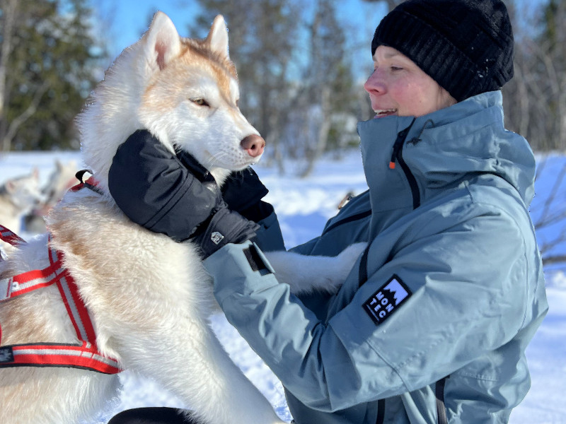 Barbara begroep de husky voordat ze op sledetocht gaan