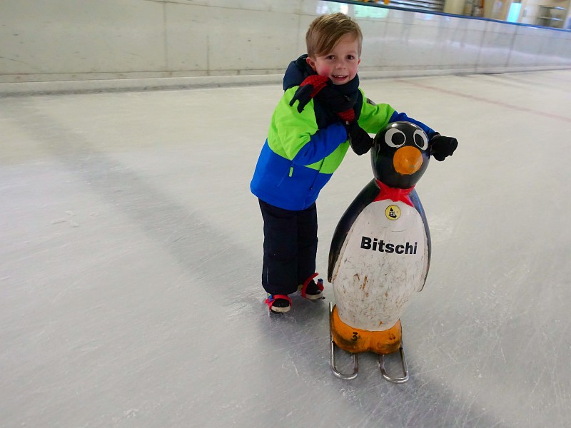 Duuk op de schaats met de pinguïn bij Landal Salztal Paradies.