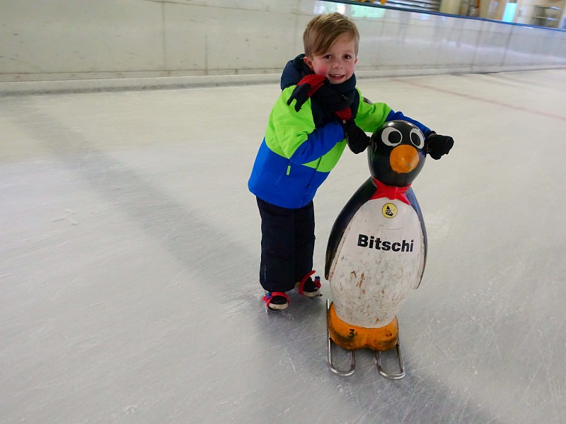 schaatsen met hulp van pinguin