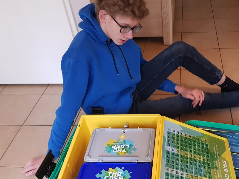 Zeb kraakt zijn hersens met het escape spel