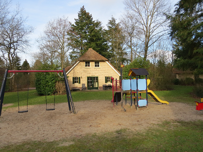 Er is heel veel ruimte om de bungalows en vakantiewoningen. En er staan overal door het park wel speeltoestellen.