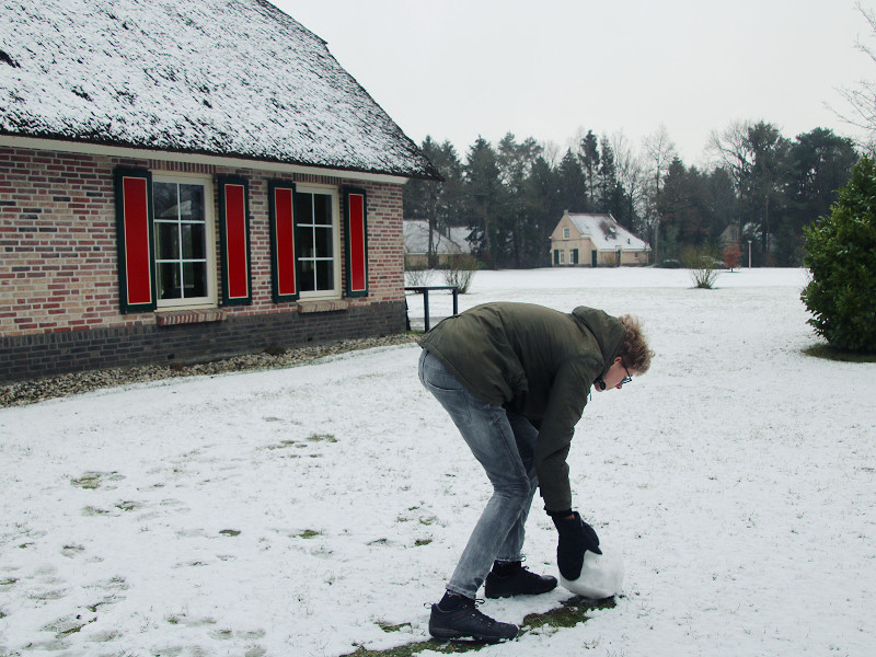 Zeb is een sneeuwbal aan het rollen voor de sneeuwpop