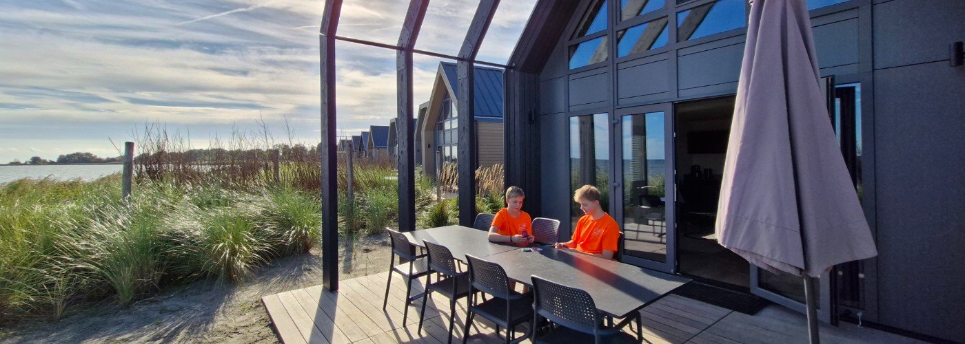 Heerlijk genieten van het uitzicht bij het huisje op Europarcs Enkhuizerstrand