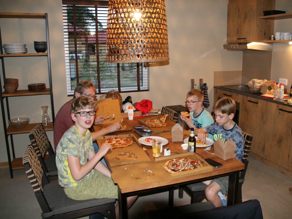 Pizza eten in de lodge bij Safari Resort Beekse Bergen