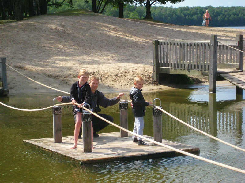 Spelen op het vlot in Speelland Beekse Bergen