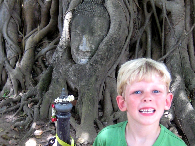 Zeb poseert bij het beroemde beeld in de boom van Ayutthaya