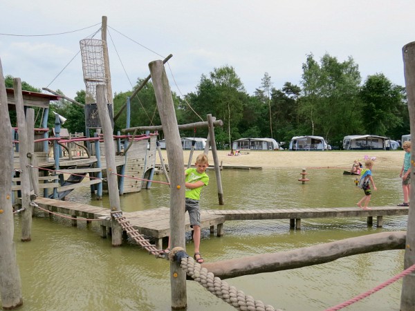 Tycho aan het spelen op het Giga Konijnenveld