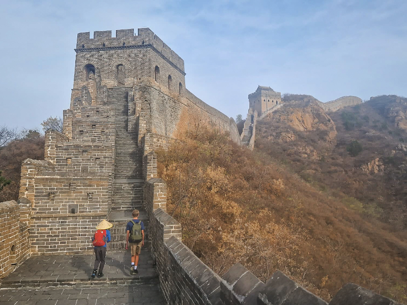 De kinderen van Maaike op de Chinese muur, een flinke uitstap vanaf Beijing, China