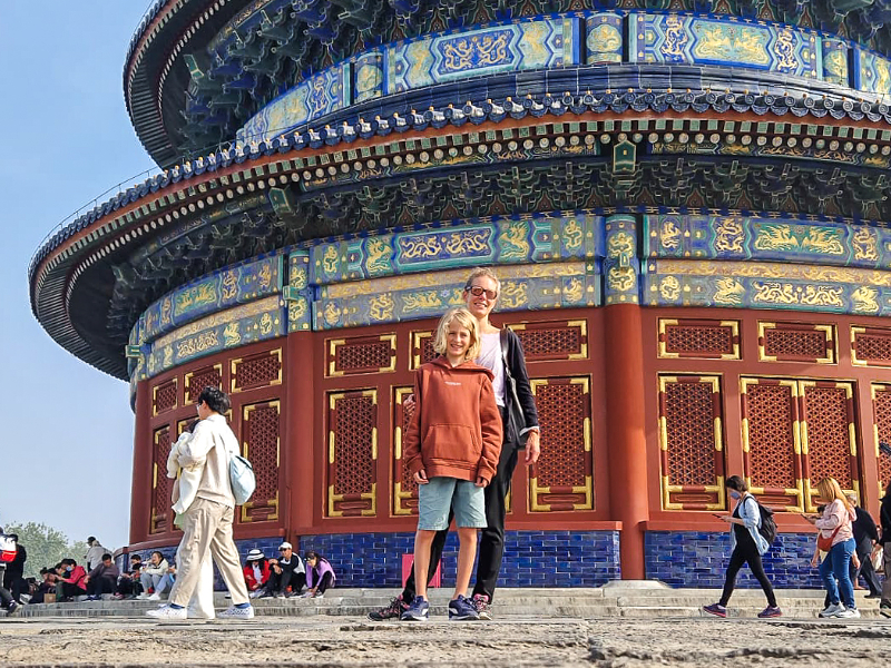 Maaike en haar zoon voor de Tempel of Heaven in Beijing, China