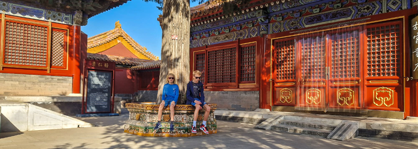 De kinderen van Maaike in de verboden stad in Beijing, China