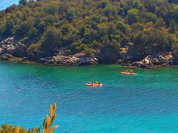 Kayaken bij het eiland Bella Vraka