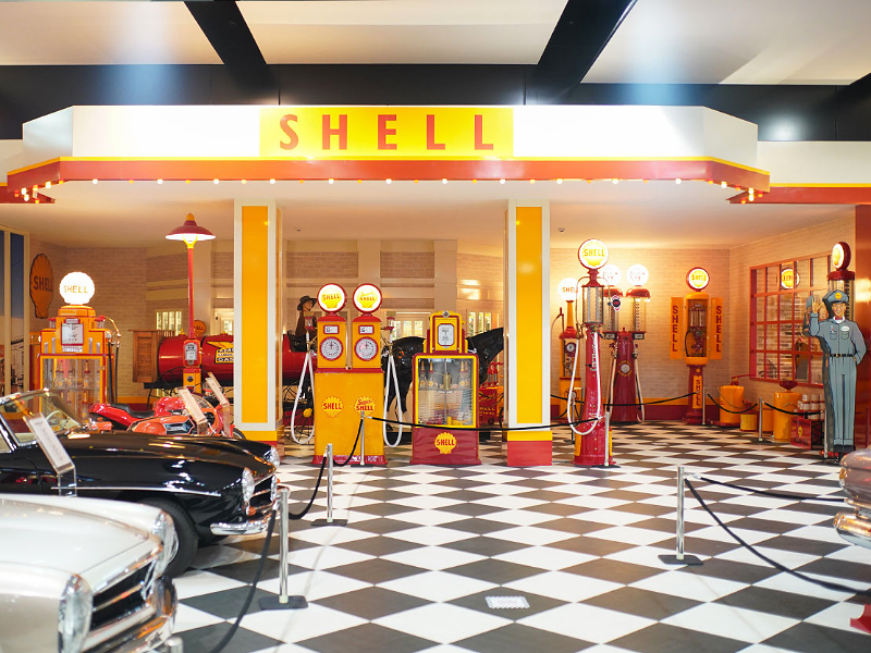 Het ouderwetse benzinestation in het KEY Museum bij Izmir
