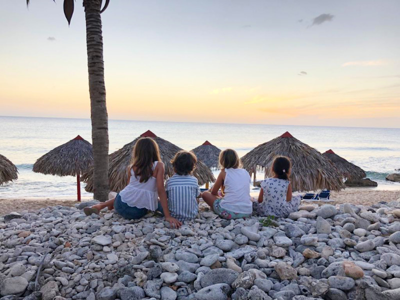 Kids op een Cubaans strand