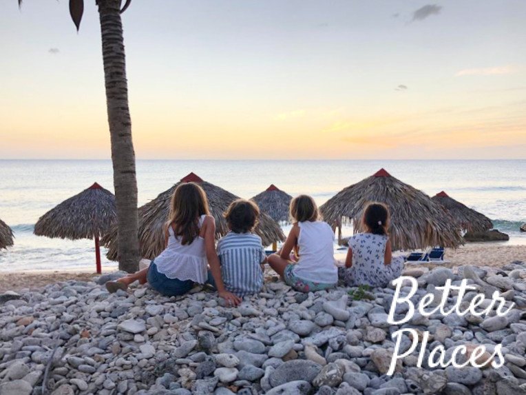 Better Places kids op strand in Cuba