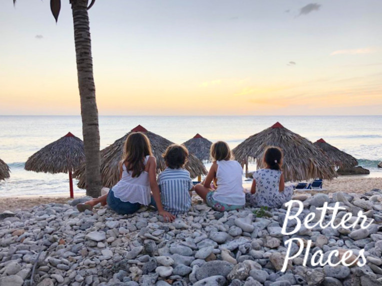 Kids op het strand van Cuba