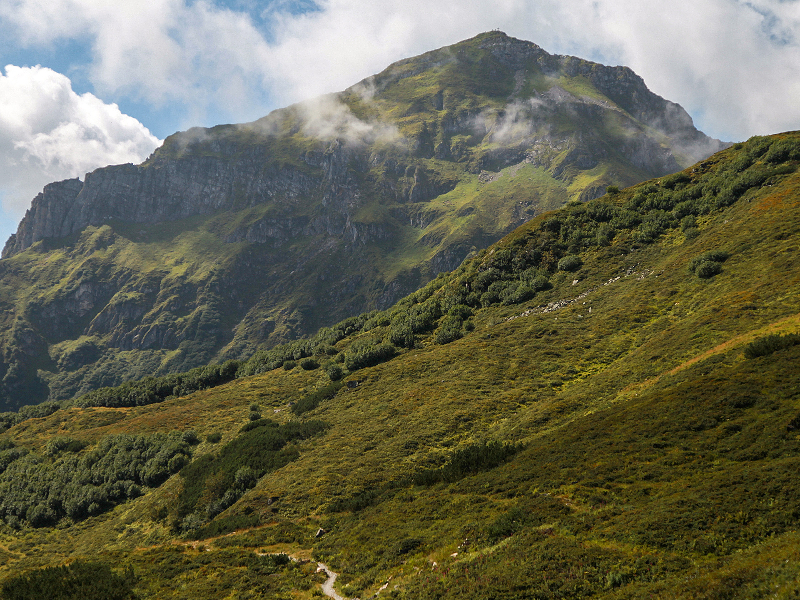 Op de Bewegungsberg Golm in Vorarlberg, Oostenrijk, belven actieve gezinnen de tijd van hun leven. Zoef met 70 km per uur over het stuwmeer, roetsj van de rodelbahn, of loop het Golmipad met kleine kinderen.