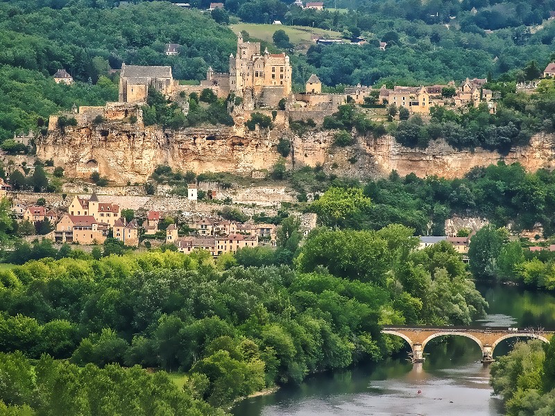 Het schitterende middeleeuwse dorpje Beynac-et-Cazenac met op de rots het Chateau van Beynac