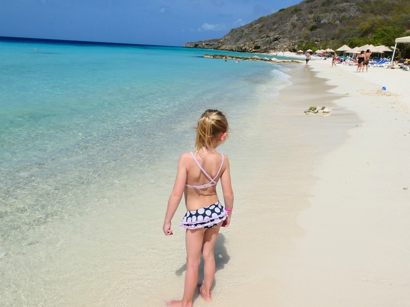 Genieten van het witte zand op Curacao