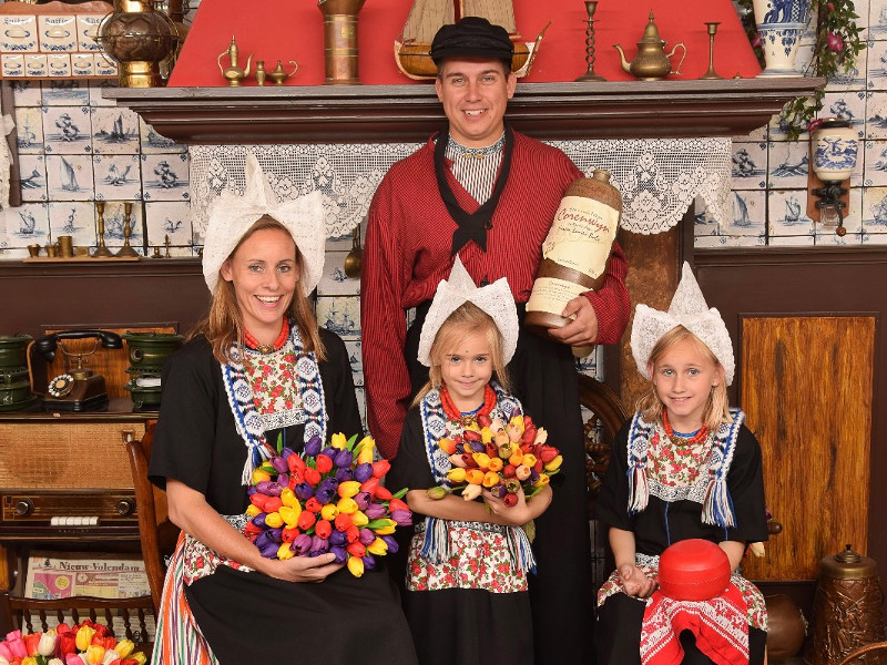 Bianca met haar gezin in Volendamse klederdracht