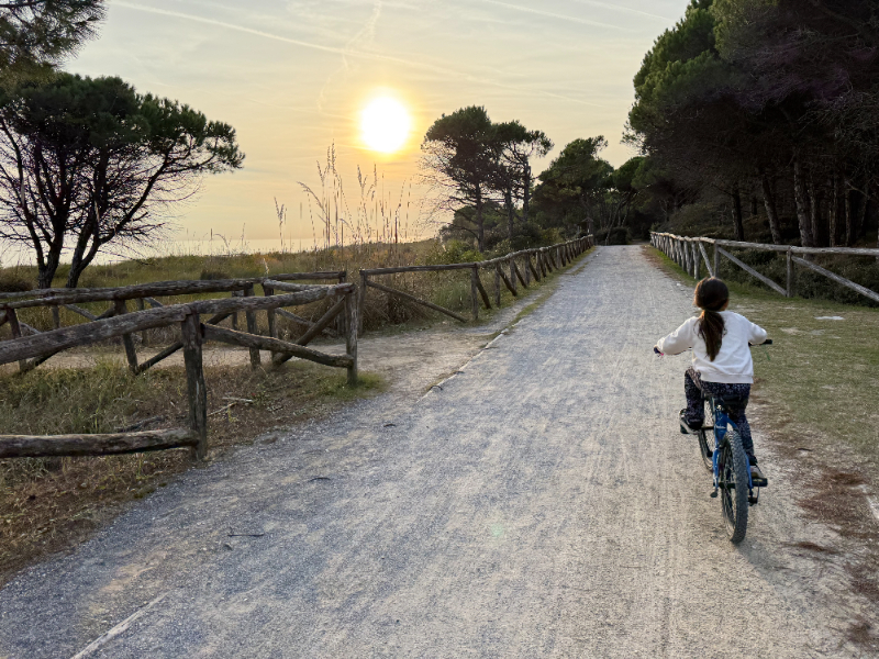 Paar minuten fietsen naar de kust op geleende fiets