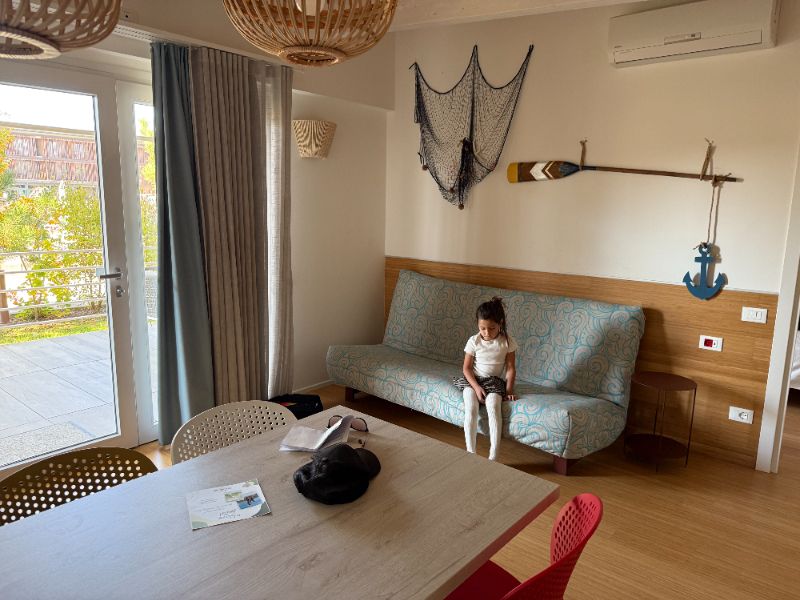 De woonkamer van onze bungalow 