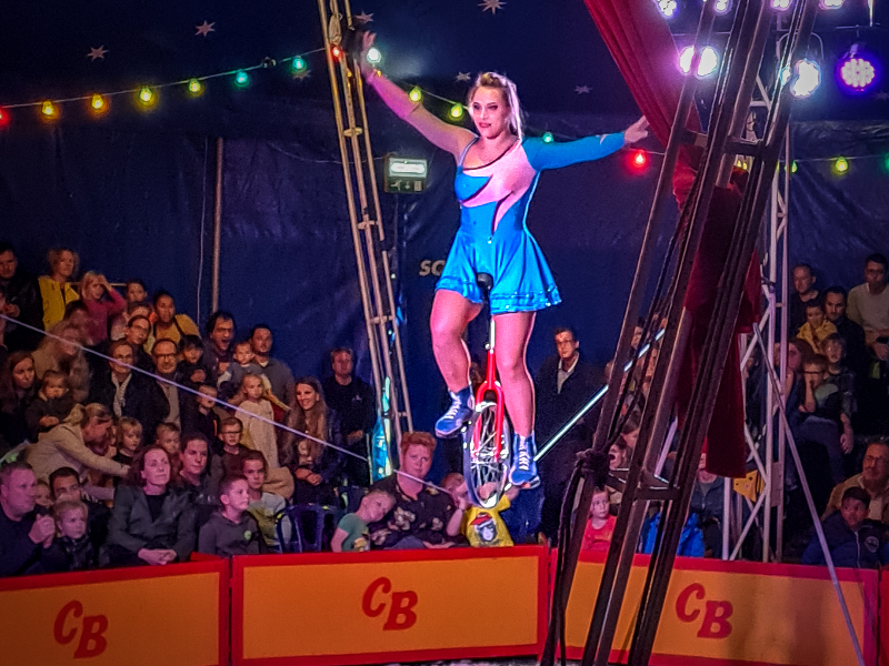 Het circus Bavaria tijdens een show op het Herfstival bij Billybird Hemelrijk in Brabant.