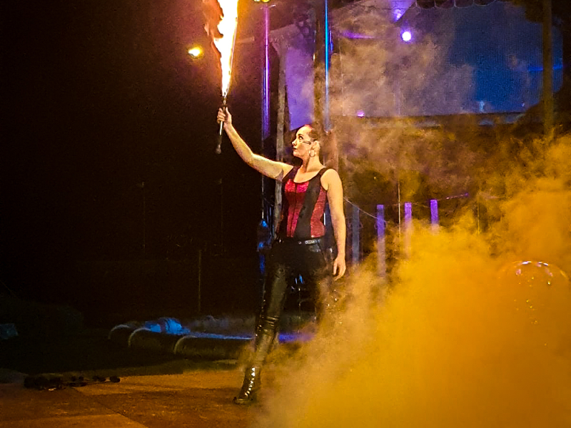 Gave kindvriendelijke vuurshow bij het Herfstival op BillyBird Hemelrijk