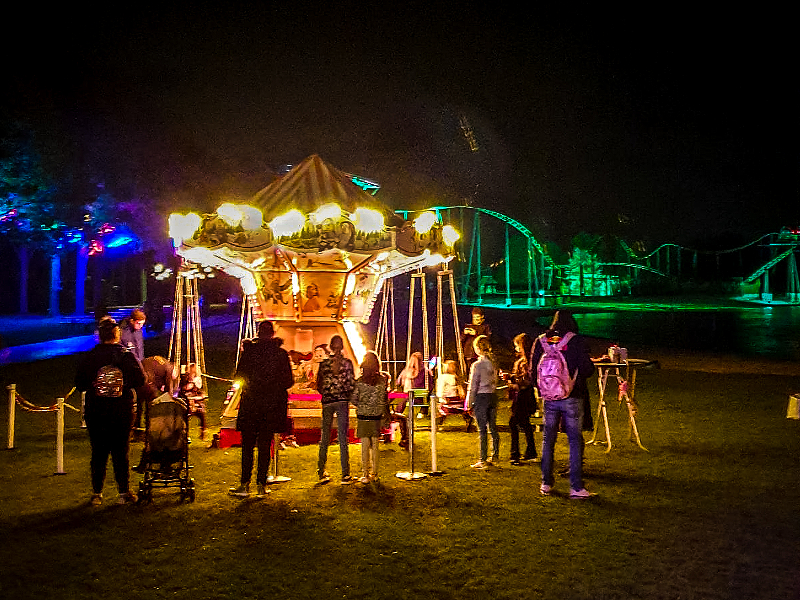 Gezellig verlichte zweefmolen bij het Heerlijke Hollandse plein tijdens het kindvriendelijke Herfstival op BillyBirdpark Hemelrijk in Brabant.