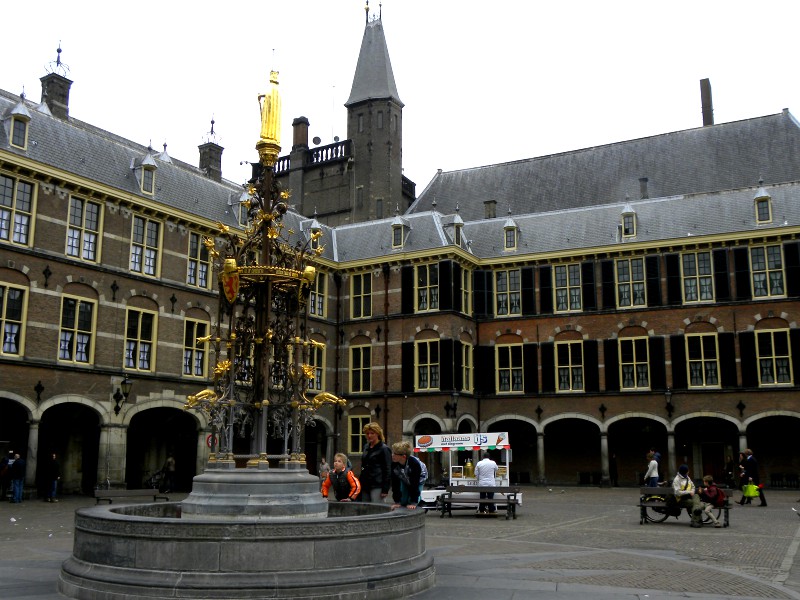 Bij de fontein op het binnenhof